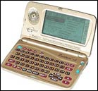 Золотистый карманный компьютер Psion Series 5 с открытой клавиатурой и экраном, отображающим текстовый интерфейс.