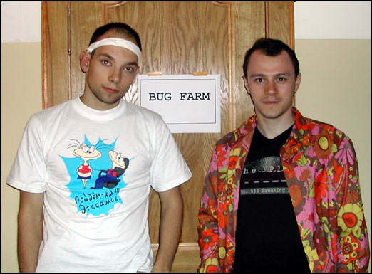 Два мужчины у двери «BUG FARM»: слева в белой футболке с принтом, справа в цветочной рубашке.