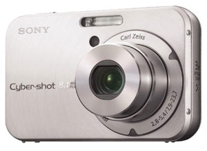 Серебристая цифровая камера Sony Cyber-shot с объективом Carl Zeiss, вид спереди.