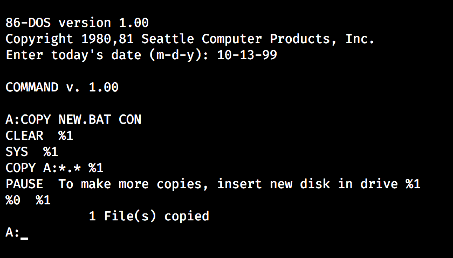 Скриншот командной строки 86-DOS v1.00 с датой 10-13-99, командой COPY NEW.BAT CON и сообщением «1 File(s) copied