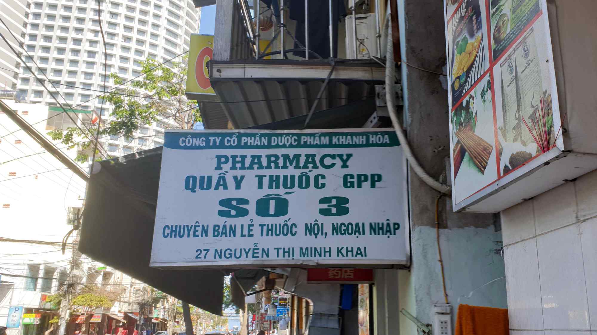 Вывеска аптеки «PHARMACY QUẦY THUỐC GPP SỐ 3» компании «CÔNG TY CỔ PHẦN DƯỢC PHẨM KHÁNH HÒA», адрес: 27 Nguyễn Thị Minh Khai.