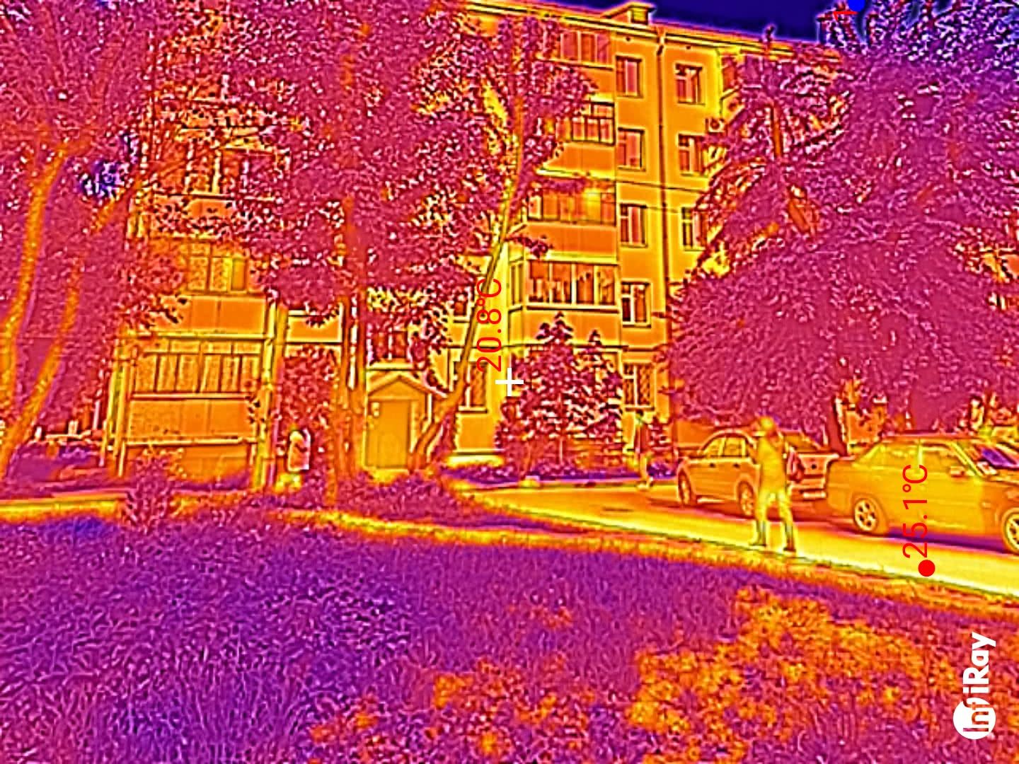 Тепловизор дома и авто: фасад 20,8°C, машина 25,1°C. Видны человек, деревья, парковка. Логотип FLIR.