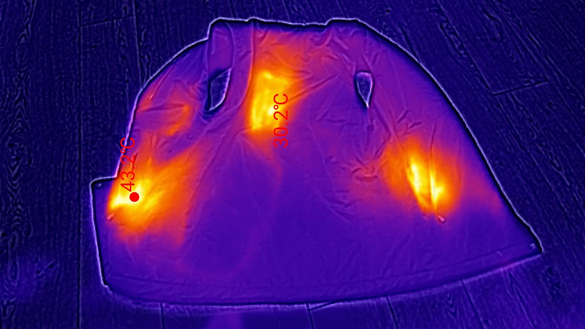 Тепловизионное изображение футболки на полу: максимальная температура 43,2°C в нижней части, 30,2°C в центре; фон — тёмный пол с текстурой.
