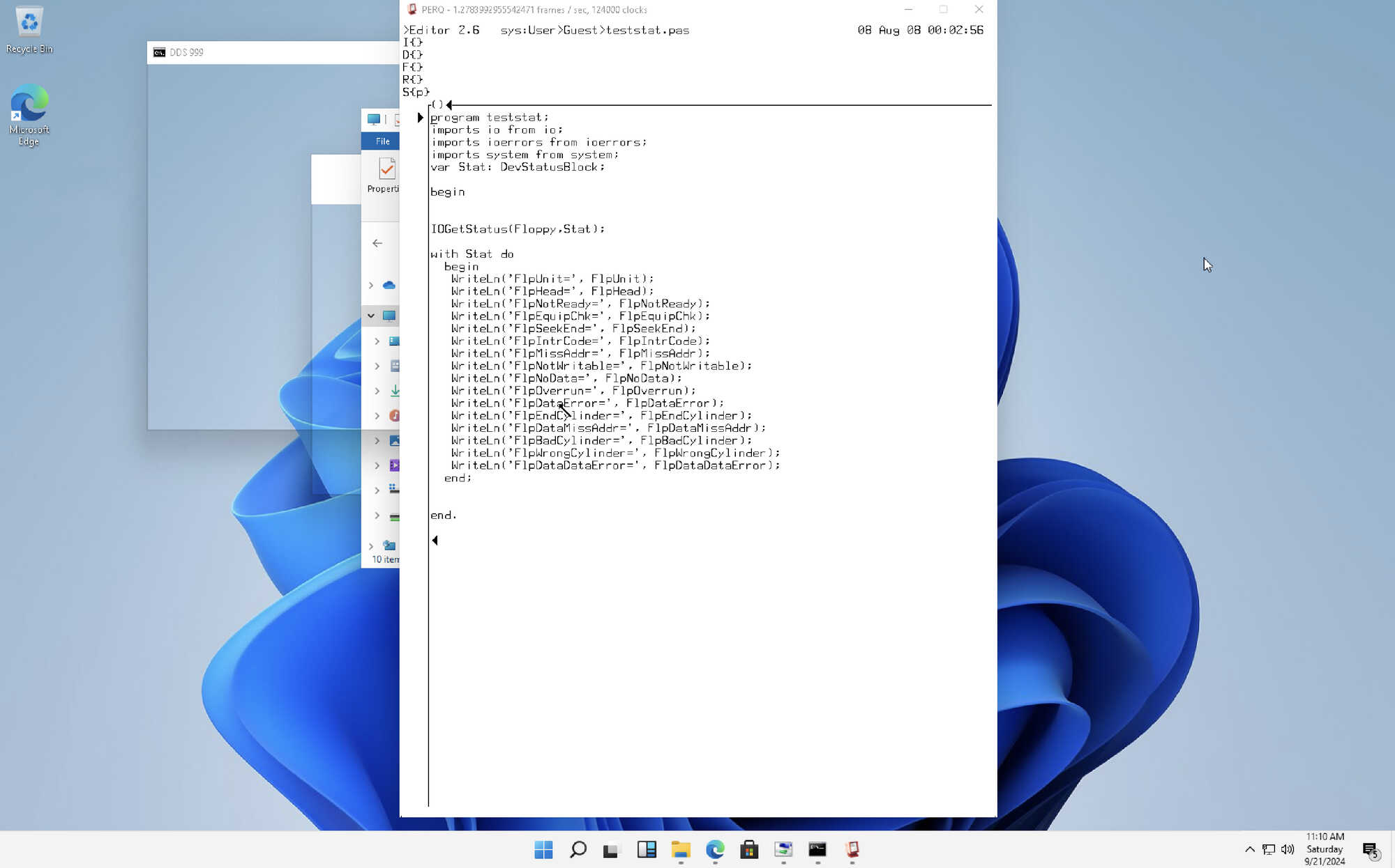 Скриншот рабочего стола Windows с открытым редактором кода Editor 2.6, показывающим программу на Pascal для получения статуса дискеты через IOGetStatus и вывода её параметров.