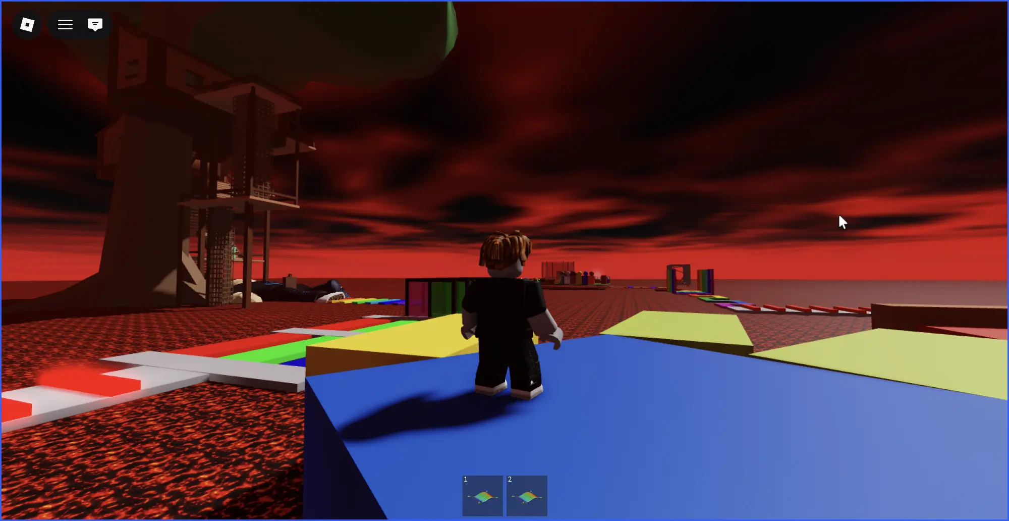 Аватар в чёрной одежде стоит на синем блоке в игре Roblox, окружённый разноцветными платформами и деревянной башней на фоне красного неба.