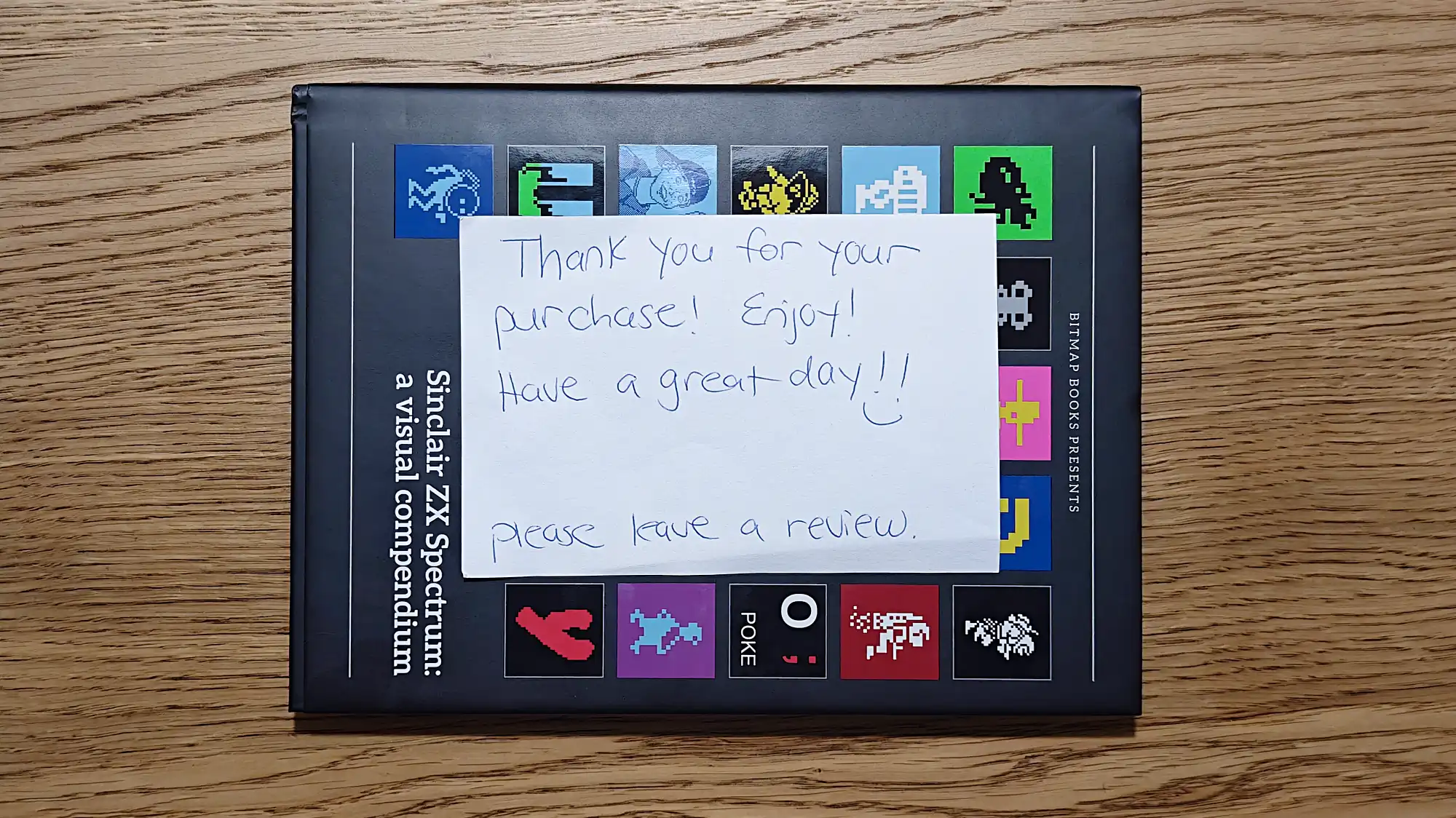 На обложке книги «Sinclair ZX Spectrum: a visual compendium» лежит записка: «Thank you for your purchase! Enjoy! Have a great day!! please leave a review.